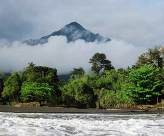 Вулкан Камерун за пеленой облаков.