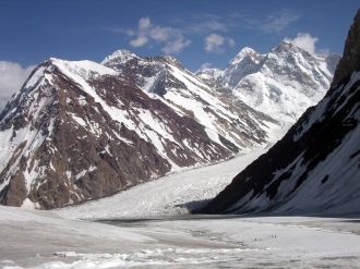 Устье ледника Кхарут, справа Гашербрумы 