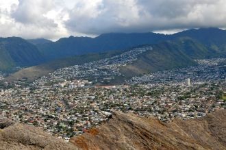 Высота вершины 231 м, диаметр — 1073 мет