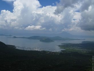 Края кратера – круты и обрывисты, они вс