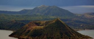 Если смотреть на него с хребта Тагайтай,