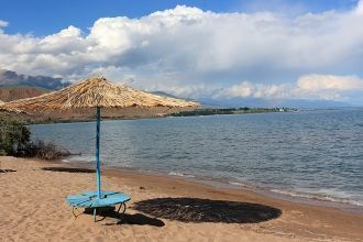 На востоке котловину замыкают обособленн