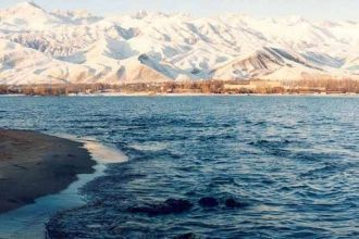Цвет воды — темно-синий, у берегов — зел
