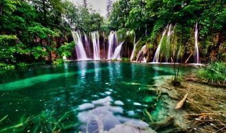 Несмотря на это множество туристических 