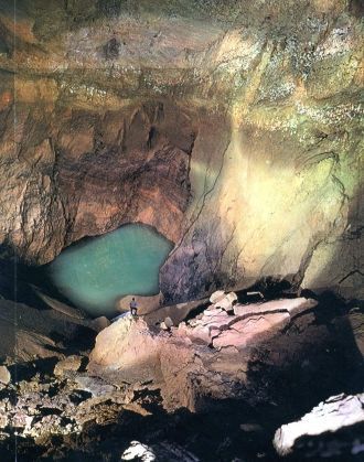 Новоафонскую пещеру условно можно подели