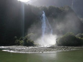 Большие и малые водопады каскадами спуск