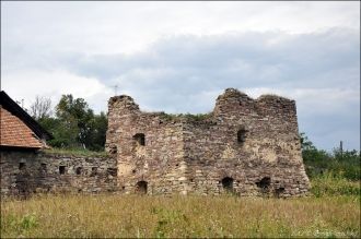 Руины восточной башни замка в олотом Пот