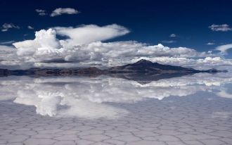 В самом центре солончака Уюни расположен
