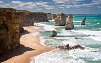 Апостолы возвышаются на высоту почти 50 