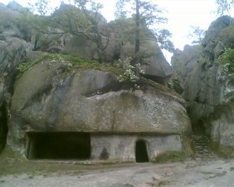 В самой левой пещере внутри дело и слева