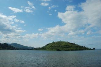 Это озеро Киву, берега которого заселены