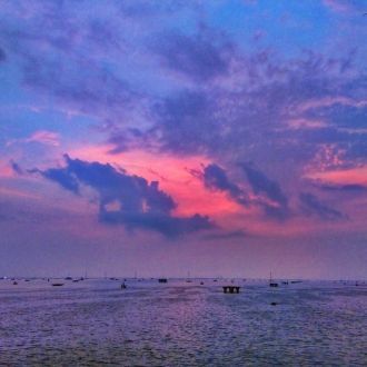 По берегам водоема с древних времен сили