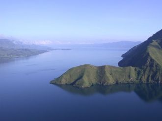 В центре озера находится остров Самосир 