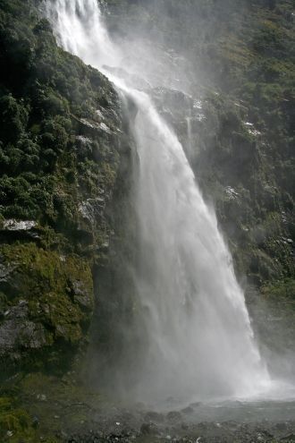 Мощь водопада впечатляет, искрящиеся стр