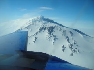 Вулкан Сидлей - вид из самолета.