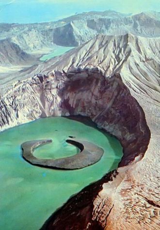 Озеро Тааль. Оно образовалось в кратере 