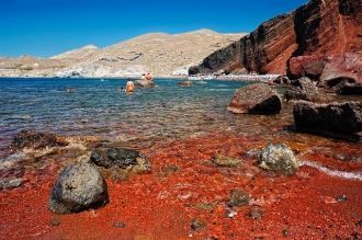Красный пляж на острове Тира.