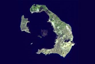 Остров Санторини (Тира) имеет дугообразн