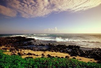 Пляж Anini окружен крупнейшим на Гавайях