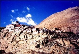 На берегу Шайока стоит Дискит и рядом зн