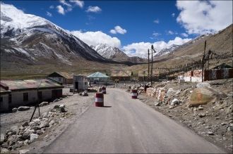 На дороге в долину установлены блок пост