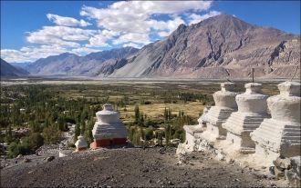 Среди песков, словно небольшие оазисы, з