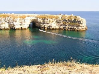 Вершина мыса словно срезана острым ножом