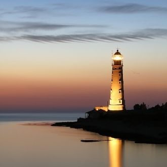 На мысу возвышается сигнальное сооружени