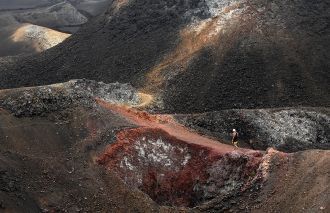 На горизонте мерцает голубизной океан, а