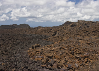 Спускаться внутрь, в кальдеру, запрещено