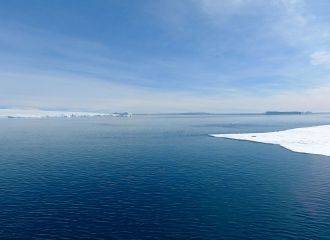 С южной части глубина достигает 500 м, с