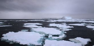 Поверхность воды практически все время с