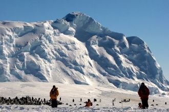 На западе по 14° в. д. граничит с морем 