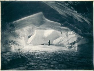 Пещера на берегу моря Содружества в ледя