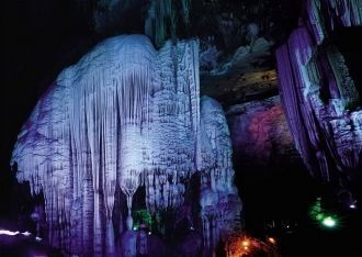 Пещера Тростниковой Флейты является само