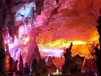 Залы и ходы в пещере Тростниковой флейты