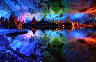 Подземное озеро в пещере.