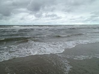В штормовую погоду морские волны разбива