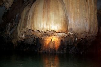 Внутри пещеры карстовые наросты образуют