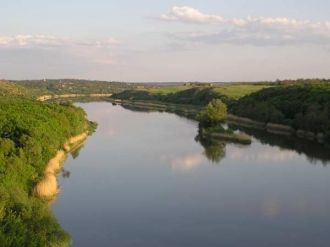 Река менее проходима для моторных лодок 