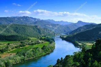 Река Эбро, проходя через Миравета, Испан