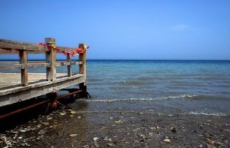 Посреди обширной водной глади можно увид