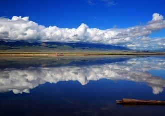 Длина около 105 км, ширина до 65 км.