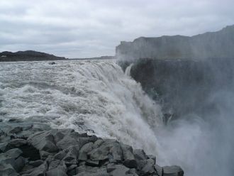 Находится на расстоянии 1 км ниже по теч