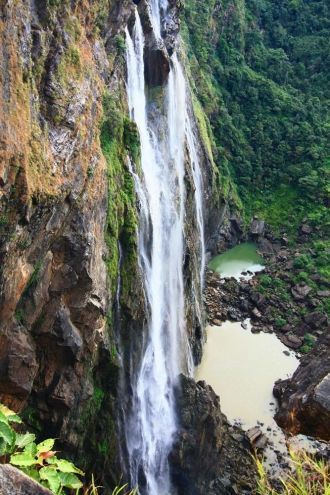 Вода падает вниз четырьмя рукавами, кото