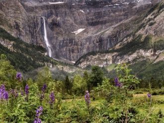 Цирк Гаварни, представляет собой белосне