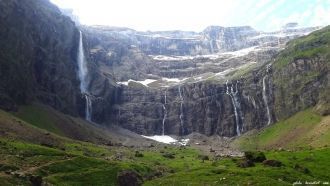 Водопад можно лицезреть и с расстояния и