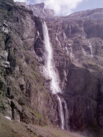 Находится  на северных склонах европейск