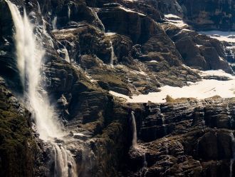 Водопад находится на территории Франции.