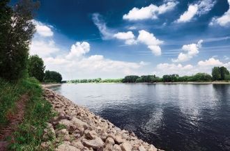 Возле города Базеля русло реки устремляе